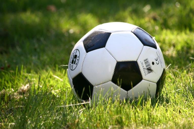 Schwarzlichtsoccer auf dem Hehlinger Bolzplatz